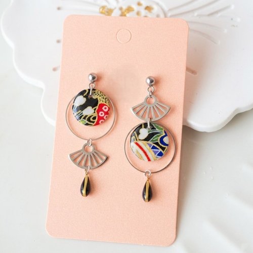 Boucles d’oreilles asymétriques en acier inoxydable avec des médaillons en papier japonais noir