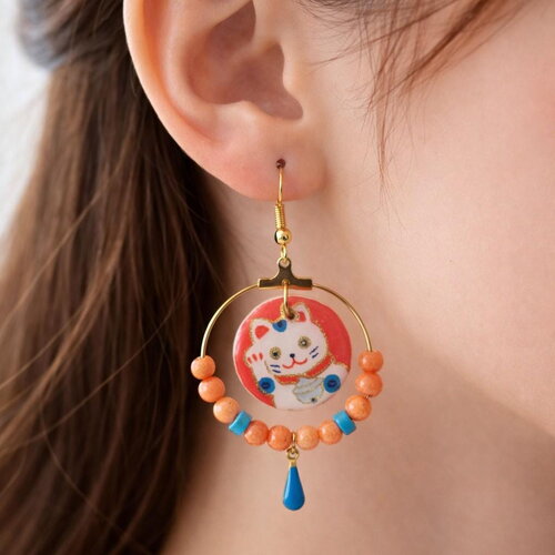 Boucles d’oreilles avec des médaillons de nacre et papier japonais résiné avec des chats maneki et des perles naturelles oranges et bleues