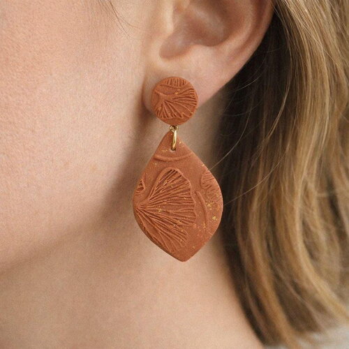 Boucles d’oreilles ginkgo en polymère au couleur terracotta
