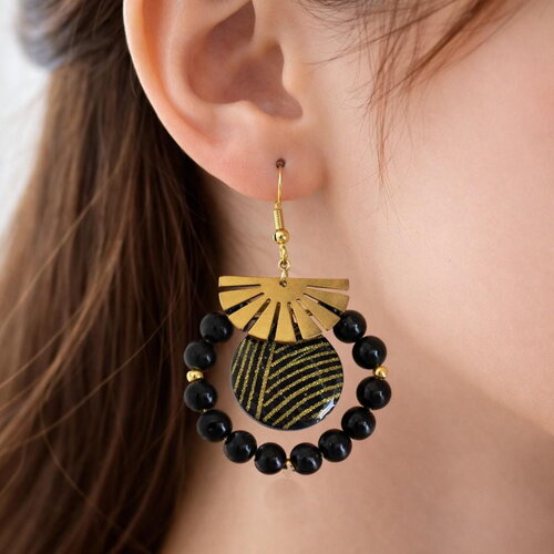 Boucles d’oreilles avec des médaillons de nacre recouvert de papier japonais résiné et des perles naturelles des onyx noirs