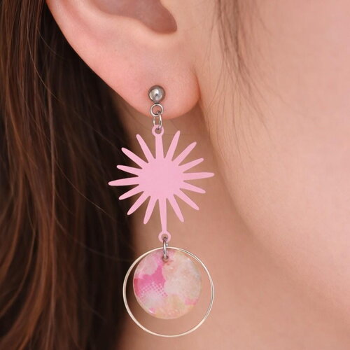Boucles d'oreilles fantaisies avec du papier japonais roses et des sequins émaillés étoilés roses