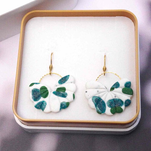 Boucles d’oreilles éventail blanche avec des mouchetés de couleurs en polymère &amp; acier inoxydable