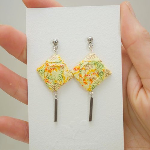 Prix doux boucles d'oreilles fantaisies avec un jeu de carrés en origami superposés avec du papier japonais jaune fleuri
