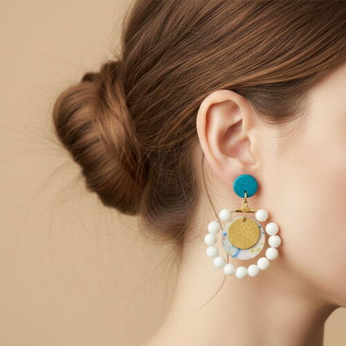 Boucles d'oreilles créoles dorées avec des jades blancs avec des médaillons recouvert de papier japonais et des médaillons en acier