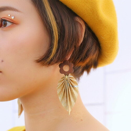 Boucles d'oreilles fantaisies avec des feuilles origamis,  boucles d’oreilles en papier japonais