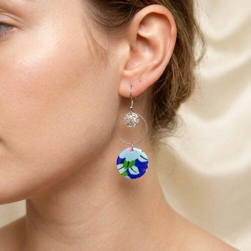 New boucles d'oreilles japonaises en acier inoxydable et nacre avec du papier washi  bleu et fleurs résiné , cadeau femme artisanal