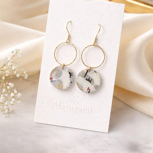 New boucles d'oreilles fantaisie avec du papier washi bleu gris et des grues japonaises résiné sur un médaillon de nacre