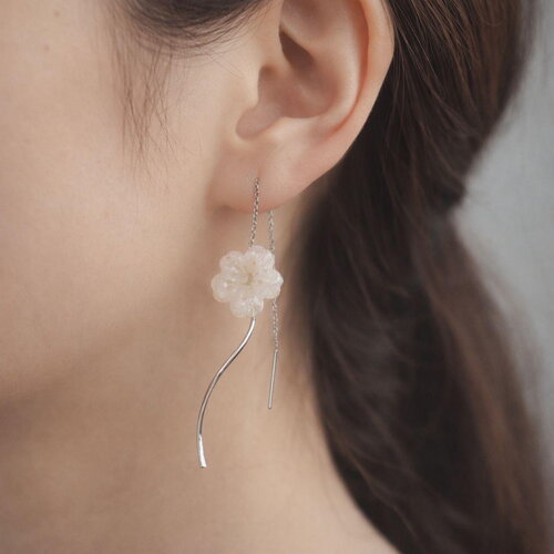Boucles d’oreilles en forme de fleur de cerisier, réalisées en polymère aux reflets blancs nacrés or avec une tige pendante