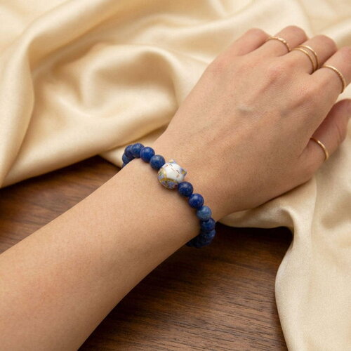 New bracelet en agate bleue foncée avec des perles 8 mm et longueur 17 cm et un chat porte-bonheur