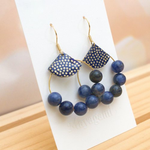 Boucles d'oreilles fantaisies créoles "sora" avec des pierres lapis lazuli et papier japonais bleu nuit étoilé