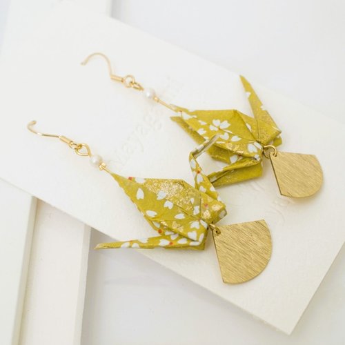 Boucles d'oreilles origami grues japonaises jaune moutarde et or, bijoux japonais en papier washi vernis et acier inoxydable, cadeau femme