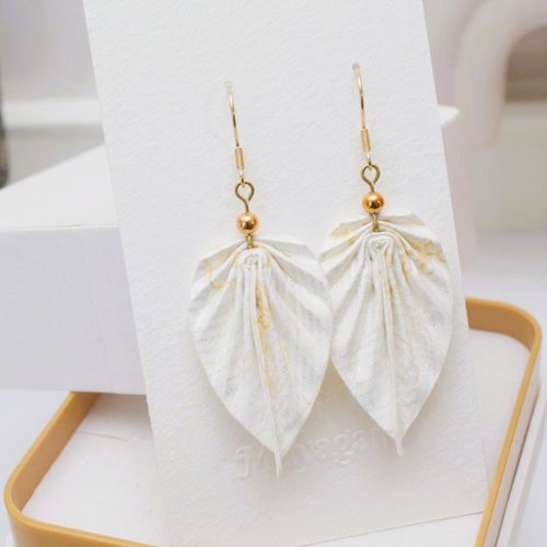 Boucles d'oreilles avec des feuilles origami en papier blanc or · bijou léger · boucles fait main · cadeau unique et original pour femme