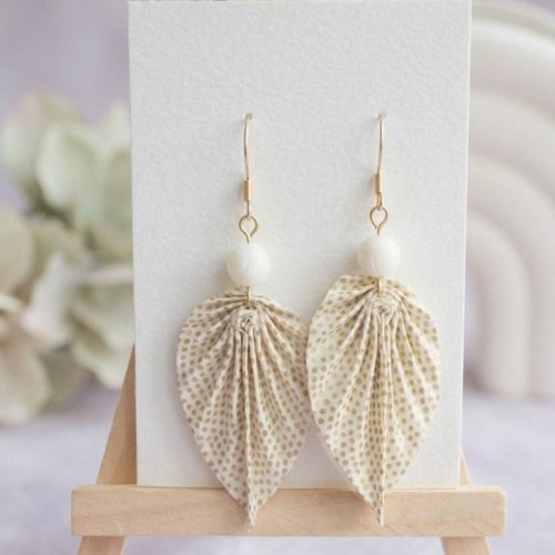 Boucles d'oreilles avec des feuilles origami en papier blanc or et des nacres
