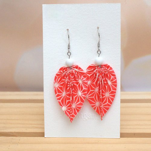 Boucles d’oreilles origami en forme de feuille végétale avec du papier japonais rouge blanc et des perles jades blanches