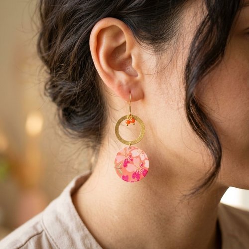 Boucles d'oreilles pendantes fleurs de cerisier, washi japonais rose et doré, bijoux poétiques cerisier du japon, cadeau femme original