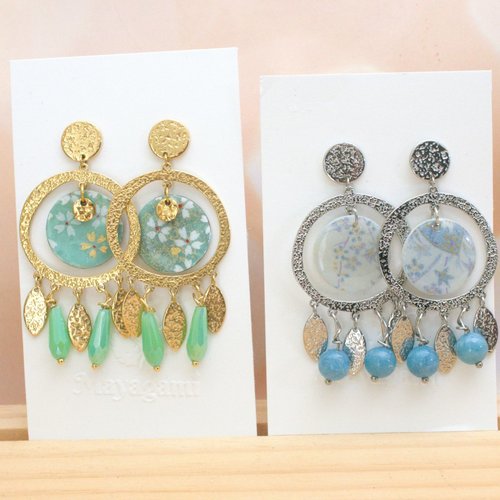 Boucles d’oreilles avec des créoles argentées et papier washi