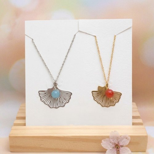 Collier de ginkgo avec une perle de cornaline solaire ou agate bleue