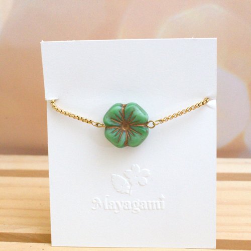 Bracelet "fleur de cerisier" avec une perle tchèque vert céladon