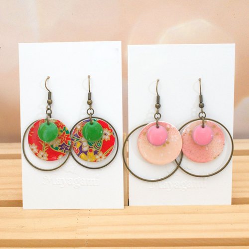 Boucles d’oreilles avec du papier japonais résiné & laiton , boucles pendantes artisanales