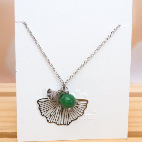 Collier de ginkgo avec une  jade verte