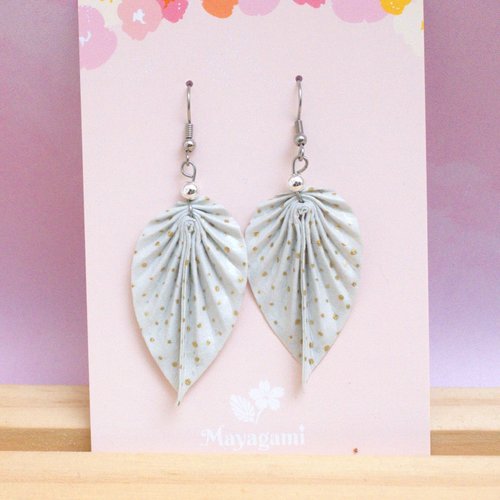 Boucles d’oreilles feuilles origami avec du papier gris bleu à pois