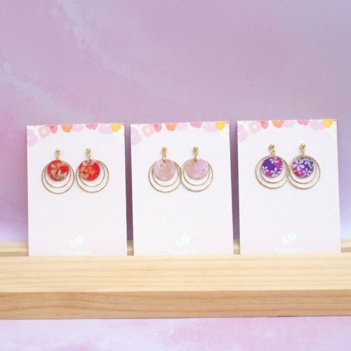 Petites boucles d'oreilles rondes rose en papier japonais - graphisme japonais washi et anneau argenté, création artisanale mayagami