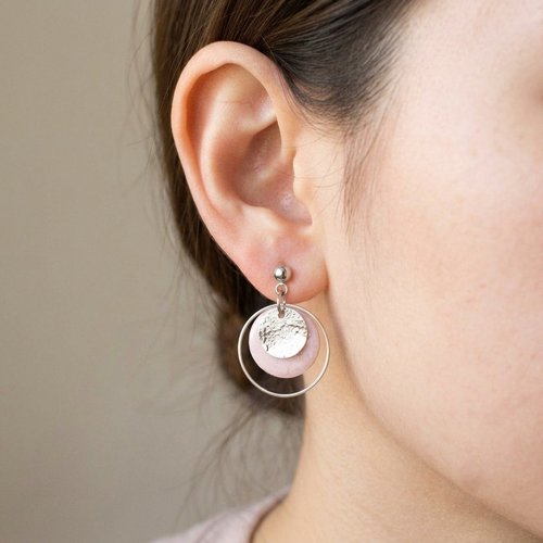 Petites boucles d'oreilles rondes rose pastel motif fleurs, graphisme japonais washi et anneau argenté, création artisanale mayagami