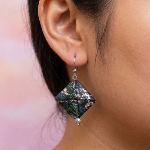 Boucles d'oreilles noir et vert en papier japonais verni et crochets en acier inoxydable, bijou graphique poétique