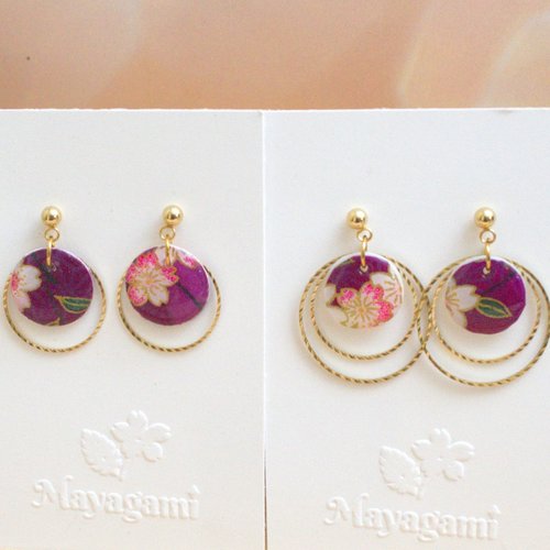 Boucles d'oreilles pendantes avec des anneaux en acier inoxydable et un médaillon avec du papier japonais résiné