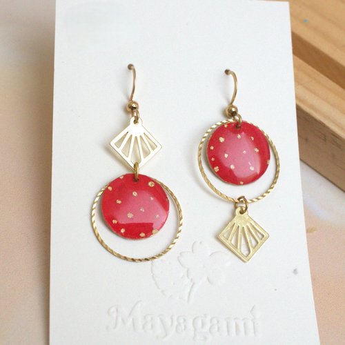 Boucles d'oreilles asymétriques rose et en acier doré & papier washi