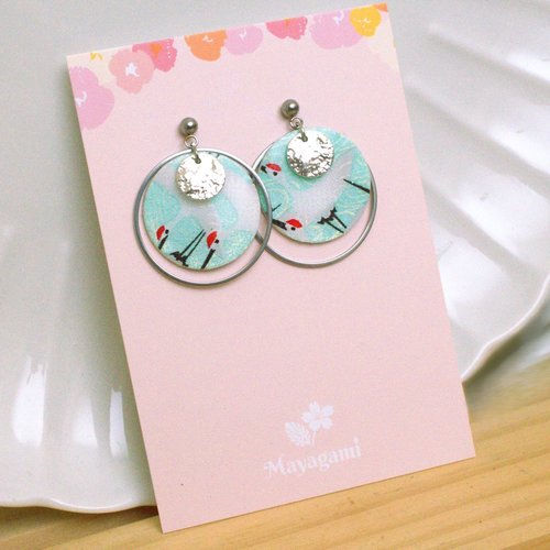 Boucles d'oreilles fantaisie avec du papier washi vert sur un médaillon et anneaux en acier