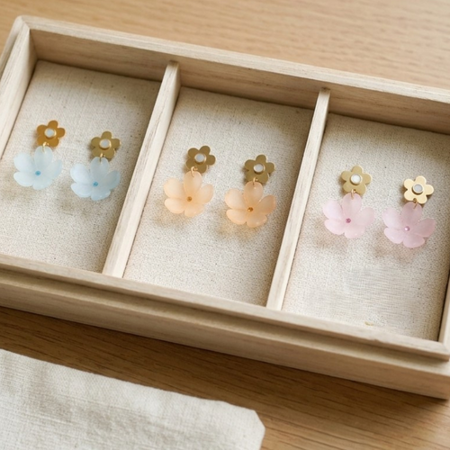 Boucles d’oreilles pendantes fleurs de cerisier en 3 variantes bleu orange et rose