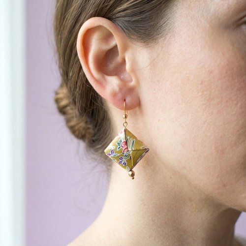 Boucles d'oreilles carré origami en papier japonais jaune marron et perles tcheques et en acier inoxydable, bijou graphique poétique