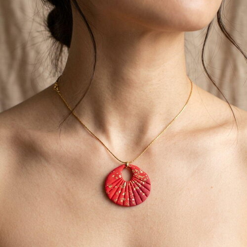 Collier pendentif rouge et or en pâte polymère, motif éventail plissé, chaîne dorée délicate, bijou fait main élégant et original