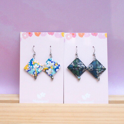 Boucles d'oreilles carré origami en papier japonais verni, perles tcheques et en acier inoxydable, bijou graphique poétique