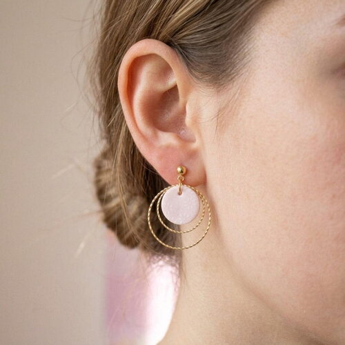 Boucles d'oreilles pendantes avec des anneaux en acier inoxydable et un médaillon avec du papier japonais résiné