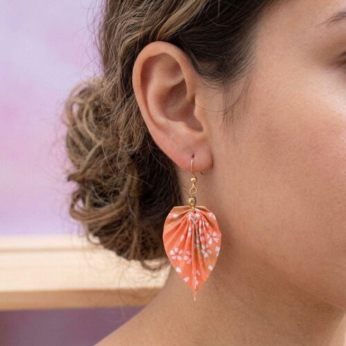 Boucles d'oreilles origami faites main, feuilles orange et blanc , bijoux en papier légers