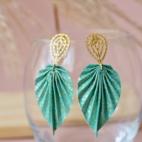 Boucles d'oreilles feuilles origami vert et or avec des dormeuses en acier doré