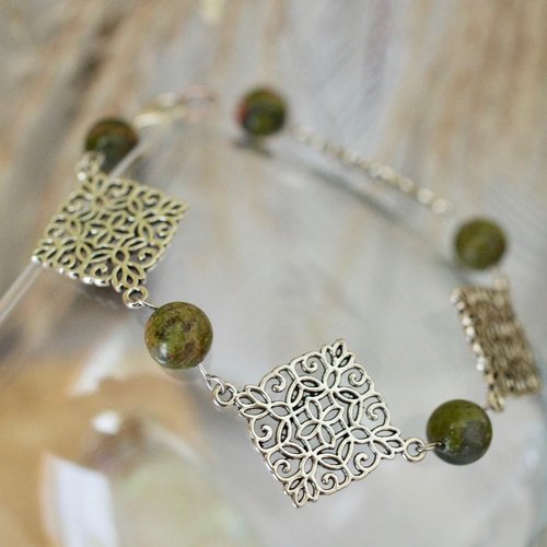 Bracelet en acier avec des médaillons et perles naturelles des unakites