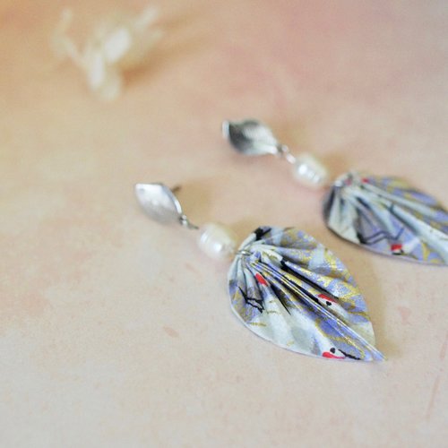Boucles d’oreilles en acier avec des petites feuilles origamis et des perles naturelles