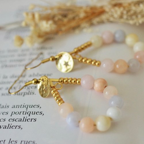 Créoles de pierres de gemmes pastels avec des perles doré , bijou fait main