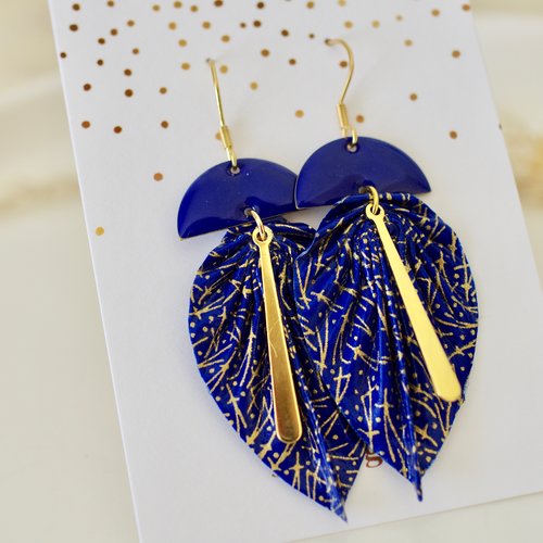 Boucles d'oreilles origami avec une feuille bleue nuit et or