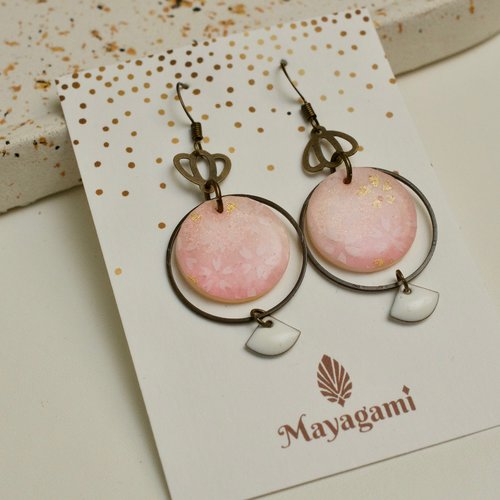 Boucles d'oreilles fantaisies avec des médaillons nacrés rose et blanc, faites à la main avec le papier japonais yuzen washi