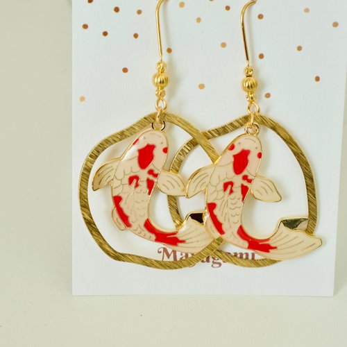 Boucles d'oreilles avec un poisson koi, un joli poisson japonais avec des dormeuses en plaqué or