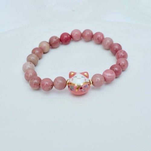 Bracelet de rhodonite avec une adorable perle en céramique en forme de daruma chat, le porte-bonheur japonais