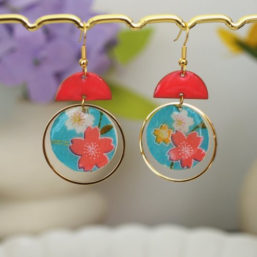 Boucles d’oreilles en laiton et acier doré avec médaillon bleu fleuri