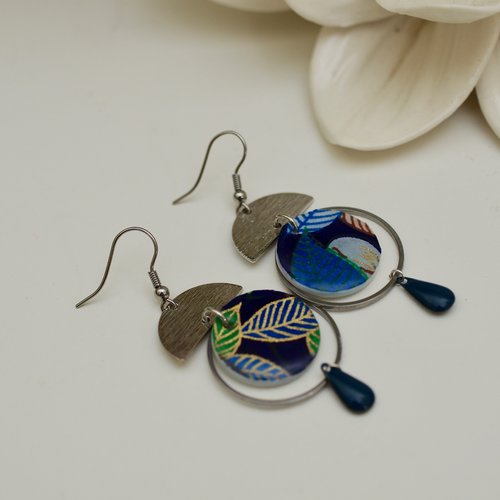 Boucles colorées en acier et médaillon de nacre avec du papier washi bleu