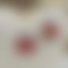 Boucles d'oreilles pendantes avec des anneaux en acier inoxydable et un médaillon de nacre avec du papier japonais résiné