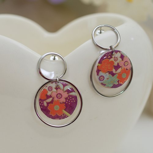 Boucles d'oreilles pendantes avec des anneaux en acier inoxydable et un médaillon de nacre avec du papier japonais résiné