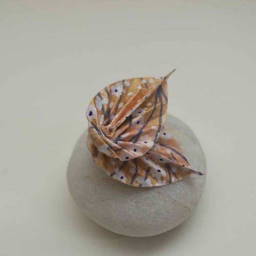 Duo de feuilles origamis en pin's pour apporter une touche naturelle et colorée à vos tenues, pour les passionnés du japon